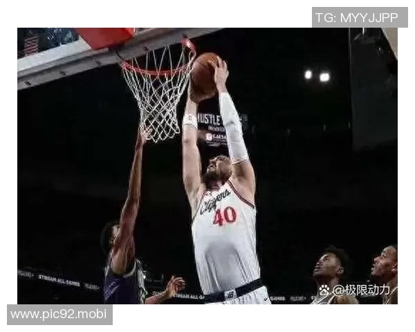 问题不大！鲍威尔突破时伤到手指&回更衣室检查 现已回归赛场